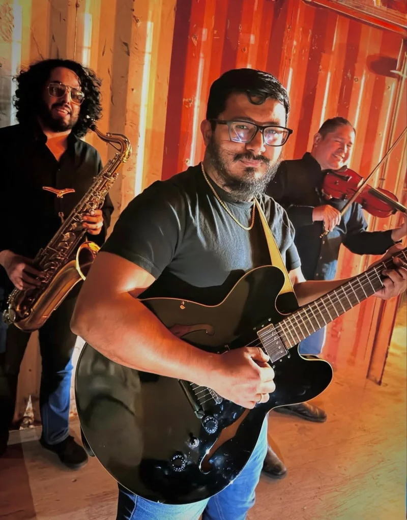 Trío instrumental tocando en vivo
