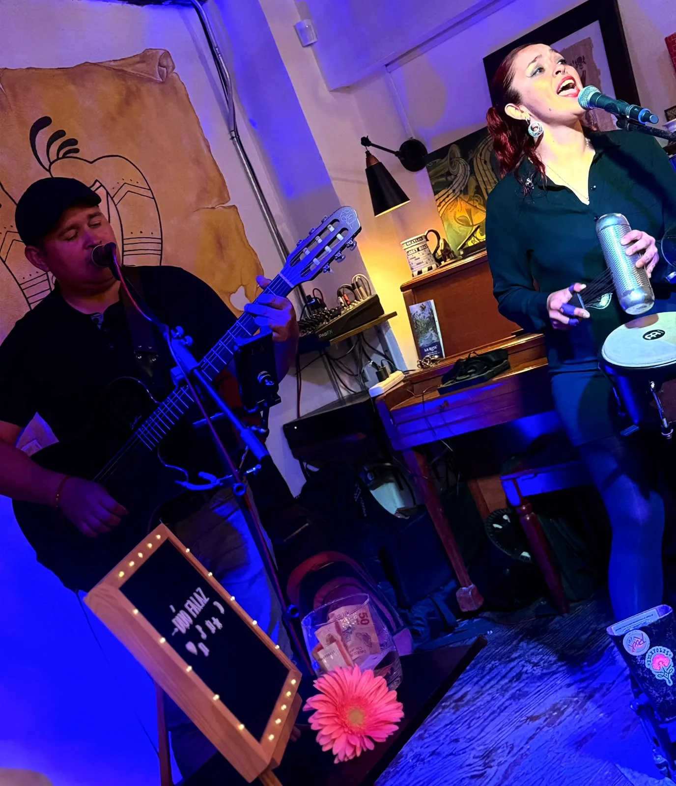 Dúo Falaz tocando en vivo